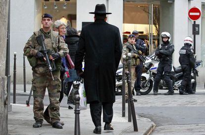 Policiais e soldados franceses em uma operação de vigilância.