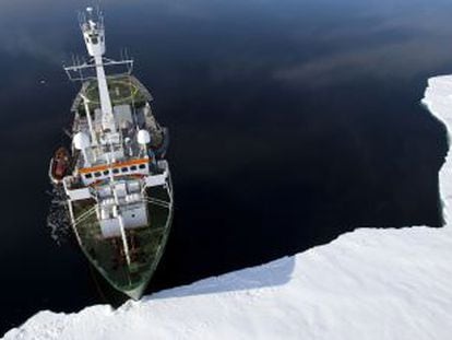 O barco do Greenpeace, em setembro, no polo.