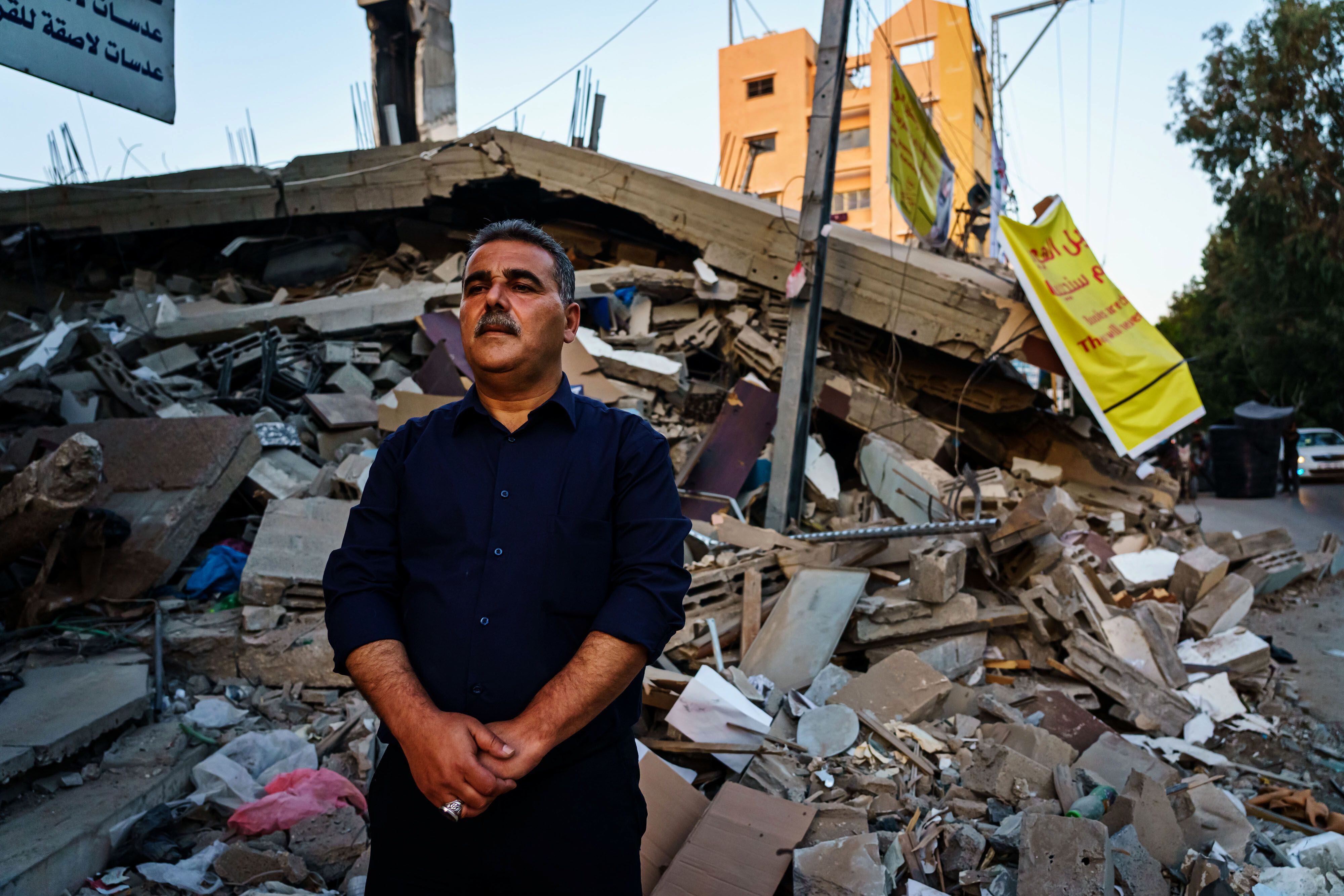 O livreiro e editor Samir Mansur, diante dos restos de sua livraria, destruída por um bombardeio israelense, em maio em Gaza.