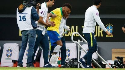 Neymar sofreu uma entorse no tornozelo ainda no primeiro tempo.