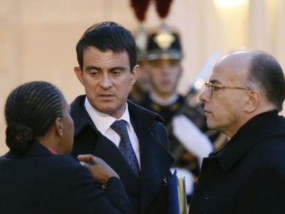 Premiê francês, Manuel Valls, conversa com ministros.