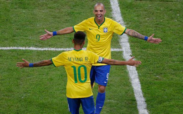 Tardelli comemora seu segundo gol com Neymar.
