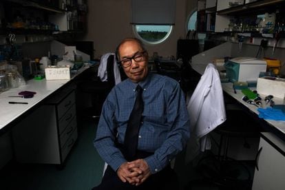 O pesquisador sino-canadense Tak Mak no Centro Nacional de Biotecnologia da Espanha.