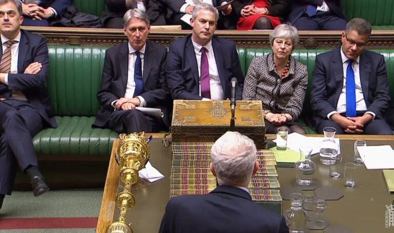 O líder trabalhista Jeremy Corbyn se dirige ao Governo de Theresa May nesta segunda-feira, na Câmara dos Comuns.