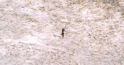 Um aborígene de Sentinela do Norte lança flechas contra um helicóptero da Guarda Costeira da Índia, em uma imagem de arquivo de 2004.