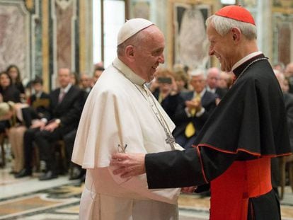 O Papa com o cardeal Wuerl, acusado de encobrir os fatos, em uma imagem de arquivo.