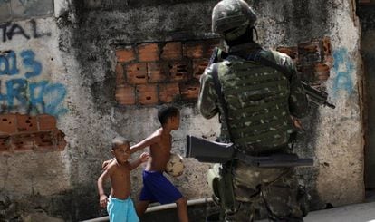 Militar atua na intervenção do Rio de Janeiro, em agosto do ano passado.