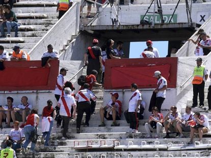 Torcedores do River Plate abandonam o estádio depois de confirmado o adiamento do jogo contra o Boca.