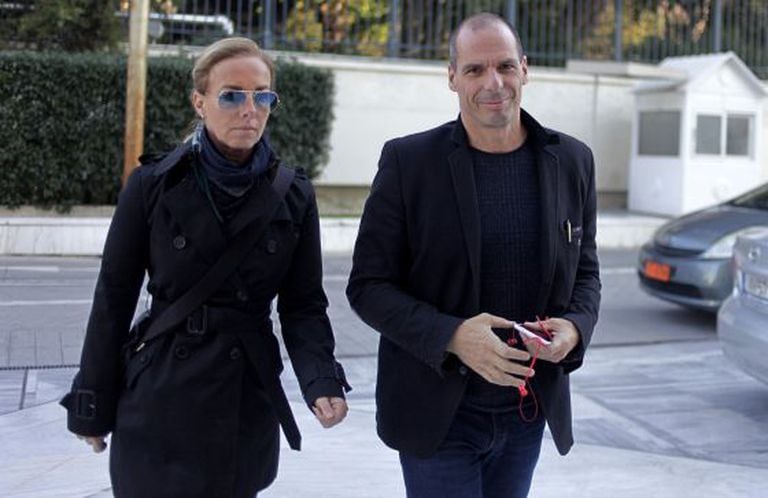 Varoufakis e sua mulher chegam ao parlamento grego.