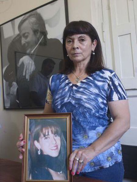 Susana Trimarco posa com uma foto de sua filha.