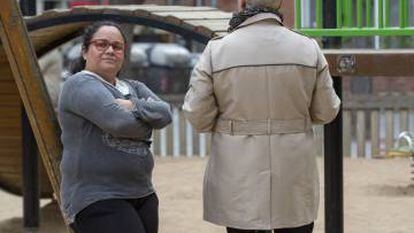 Mayuli A. Ahumada Herrera, de 41 anos, e Carmen, de costas, de 60 anos, em um parque de Barcelona.