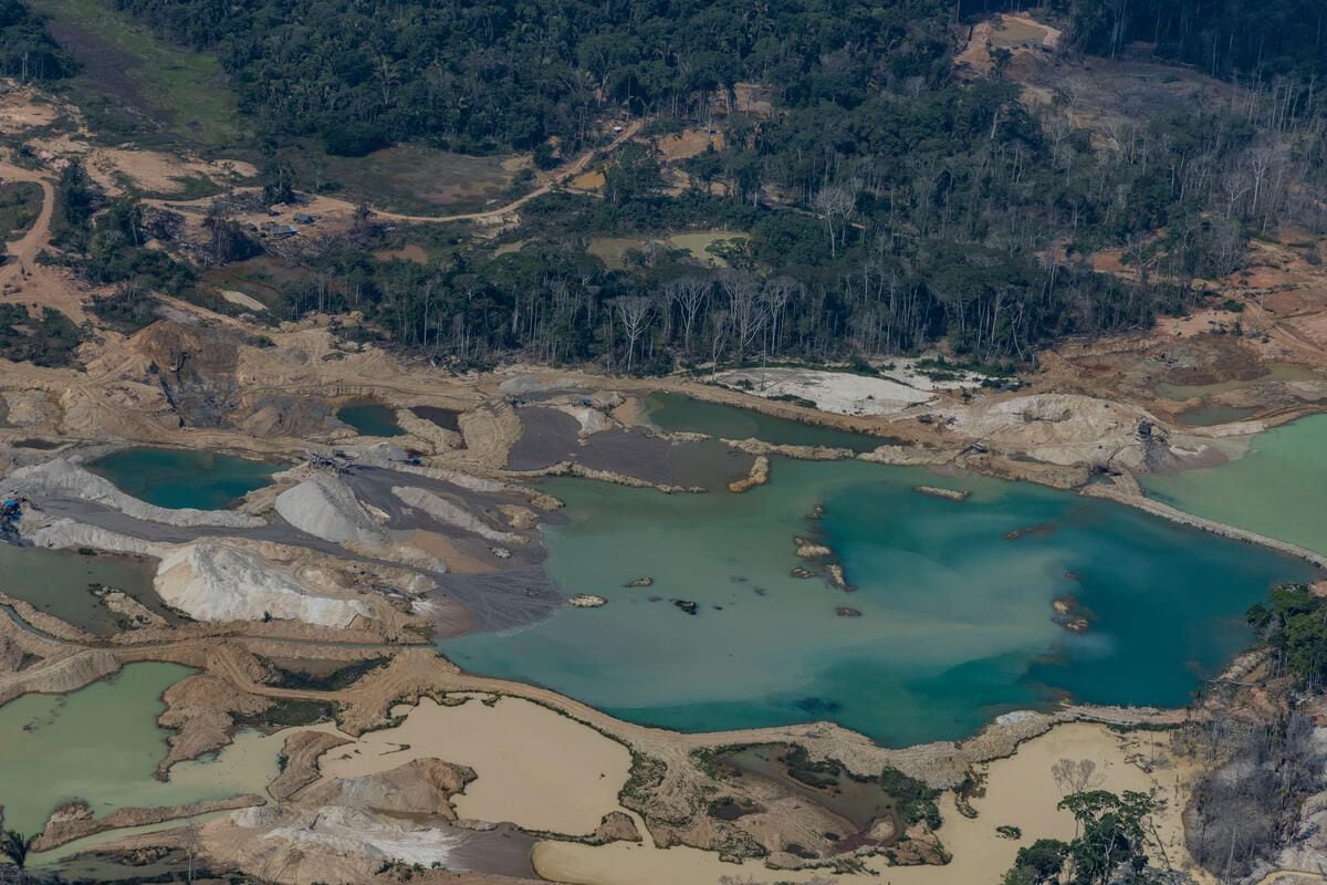 Vista aérea de mineração de cassiterita e garimpo de ouro, em Porto Velho, distrito de Jaci-Paraná, Rondônia.
