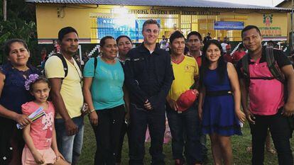 Huck e professores de uma escola no Amazonas.