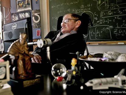 Stephen Hawking em seu escritório em Cambridge, em 2011.