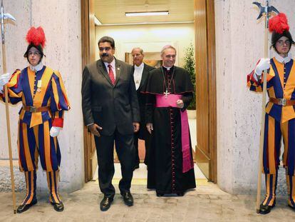 Maduro se dirige a uma reunião com Papa Francisco.