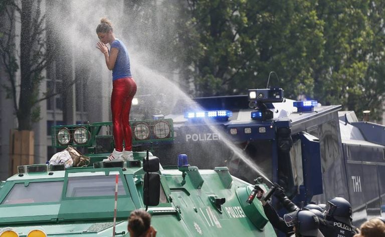 Manifestante em protesto contra a cúpula do G20 em Hamburgo.