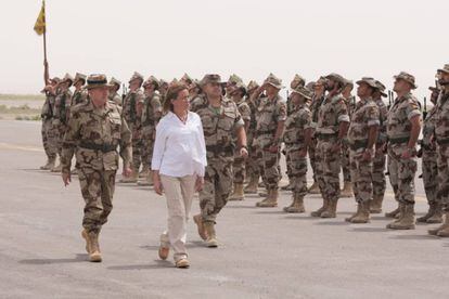A então ministra de Defesa Carme Chacón passa em revista as tropas espanholas no Afeganistão, em abril de 2008.