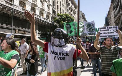 Funcionários públicos protestam na Plaza de Mayo contra as demissões.