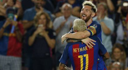 Messi comemora com Neymar.