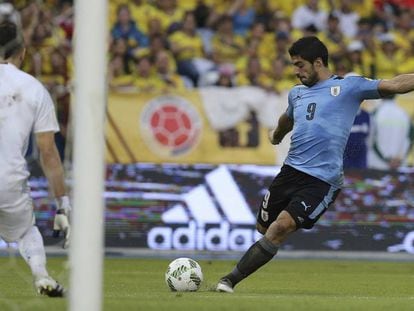 Suárez antes de fazer o gol contra a Colômbia.