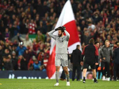 Alisson Becker celebra a vitória do Liverpool sobre o Barcelona.