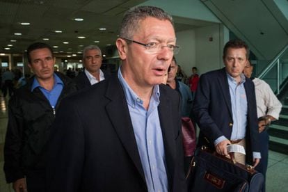 Alberto Ruiz-Gallardón em sua chegada ao Aeroporto de Caracas.