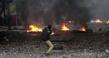 Um detrator da Hermandad lança pedras em uns distúrbios com os simpatizantes islamistas, em El Cairo , hoje.