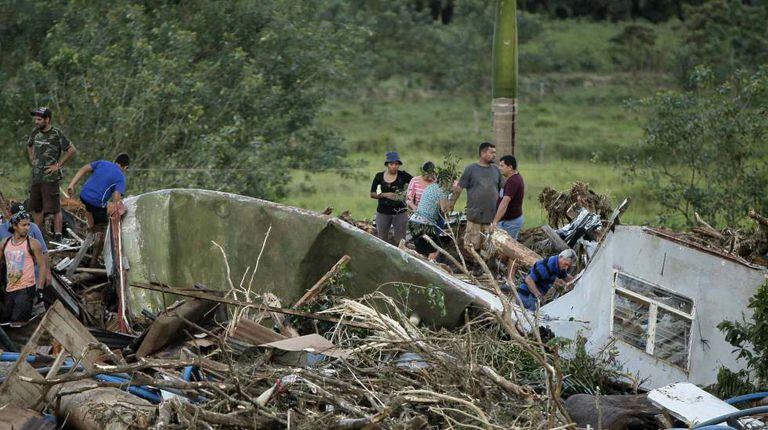 Em Bijagua, na Costa Rica, familiares se desesperam em busca de um bebê de oito meses, que desapareceu durante a passagem do furacão Otto. As imagens de destruição são da última sexta-feira, dia 25.