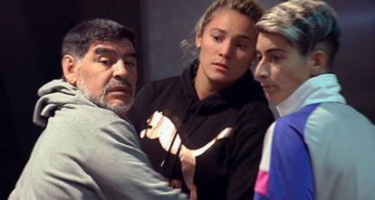 O ex-jogador Diego Maradona junto a sua companheira, Rocío Oliva, no hotel de Madri onde se hospedavam, nesta quarta-feira pela manhã.