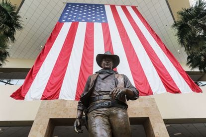 A estátua de John Wayne no aeroporto em homenagem a ele em Santa Ana, Califórnia.