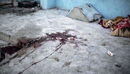 Uma mancha de sangue na escola atacada por Israel em Gaza.