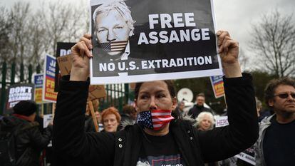 Protesto em apoio a Assange nesta segunda-feira em Londres.