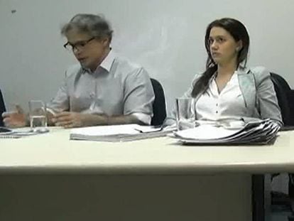 O marqueteiro Renato Pereira, ao lado de sua advogada Danyelle Galvão