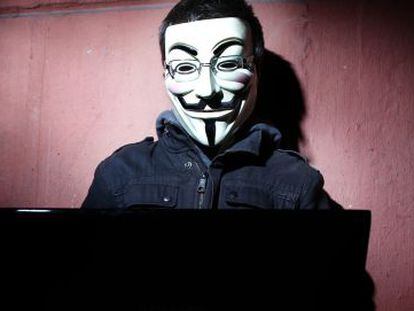 Um 'hacktivista' com a máscara do Anonymous.
