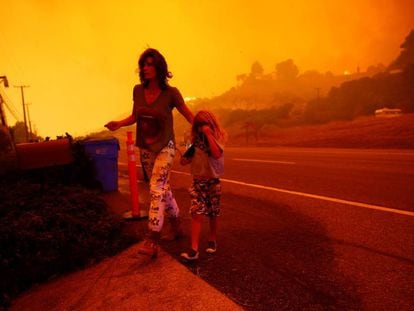 Residentes de Malibú fogem das chamas nesta sexta-feira.