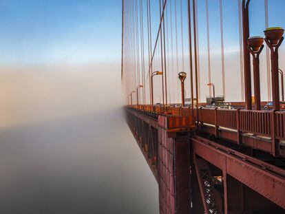 Apresentamos 20 grandes obras da engenharia moderna que continuam de pé e, quando inauguradas, deixaram o mundo de queixo caído. Como a Golden Gate – cujo nome quer dizer 'Portão Dourado', apesar da pintura alaranjada – sobre o estreito que dá entrada à baía de São Francisco. Esta ponte de 1.280 metros de comprimento que pende de duas torres de 227 metros de altura não é a maior da cidade norte-americana, mas é seu principal ícone. Construída entre 1933 e 1937 por um número indeterminado de trabalhadores, 11 dos quais morreram em acidentes de trabalho, ela se tornou a maior obra de engenharia da época. Quando foi inaugurada, o San Francisco Chronicle escreveu: “Um harpa de aço de trinta e cinco milhões de dólares!”. Hoje custaria 1,2 trilhão de dólares.