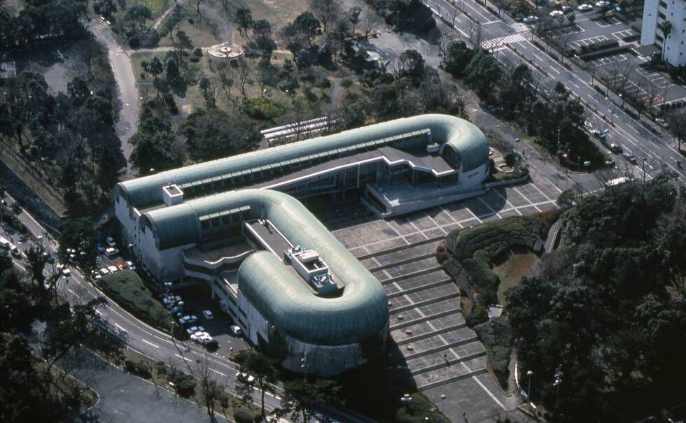 A biblioteca no Kitakyushu, um dos máximos expoentes da época pop de Isozaki, concluída em 1974.