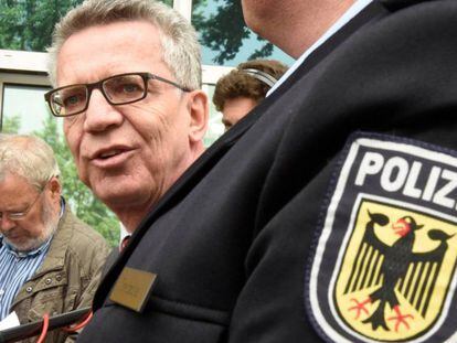 O ministro do Interior, Thomas de Maiziere, em visita à policia de Bremen.