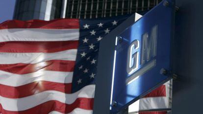 O logotipo da General Motors na sede em Detroit.