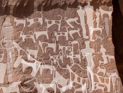 Entalhes de cachorros e humanos datados de 8.000/9.000 anos na Arábia Saudita.