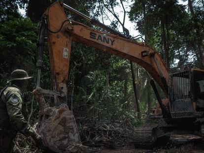 Grupo Especializado de Fiscalização do IBAMA desativa garimpos ilegais nos parques nacionais do Jamanxim e do Rio Novo, no Pará.