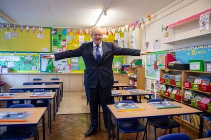 O primeiro-ministro do Reino Unido, Boris Johnson, em uma escola de Londres no início do curso.