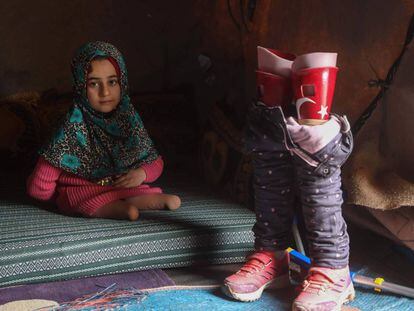 Menina síria que usava latas de atum como pernas já tem próteses
