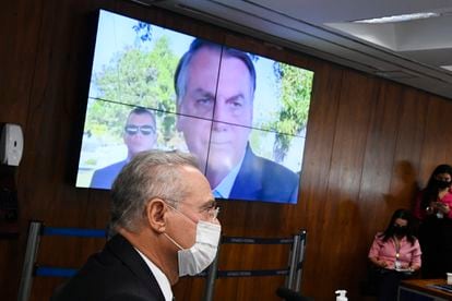 Painel eletrônico exibe vídeo do presidente Jair Bolsonaro diante do relator da CPI da Pandemia, Renan Calheiros, durante sessão em 8 de junho.