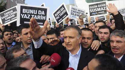 O editor-chefe do ‘Zaman’, Ekrem Dumanli, rodeado de colegas.
