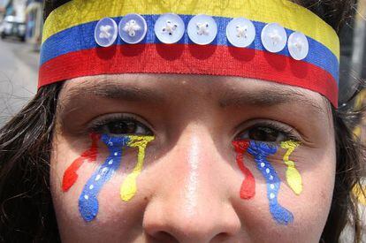 Jovem participa de protesto neste sábado em San Cristóbal contra o Governo de Maduro.