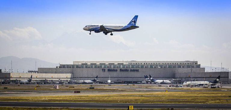 Um avião da empresa Interjet decola do aeroporto do México.