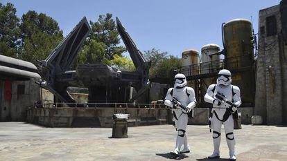 Uma nave Tie Echelon e dois soldados do Exército Imperial no parque temático Star Wars: Galaxy's Edge, no Disneyland Park de Anaheim (Califórnia).