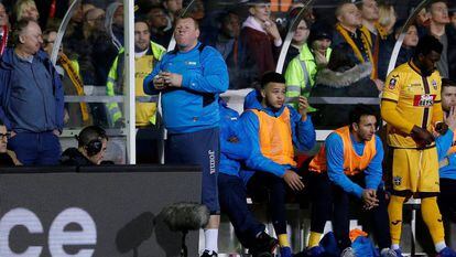 Shaw, goleio do Sutton, come um pastel na disputa contra o Arsenal.