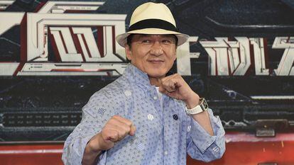 O ator hongkonés Jackie Chan posando para os meios durante uma coletiva de imprensa em Sydney, Austrália.